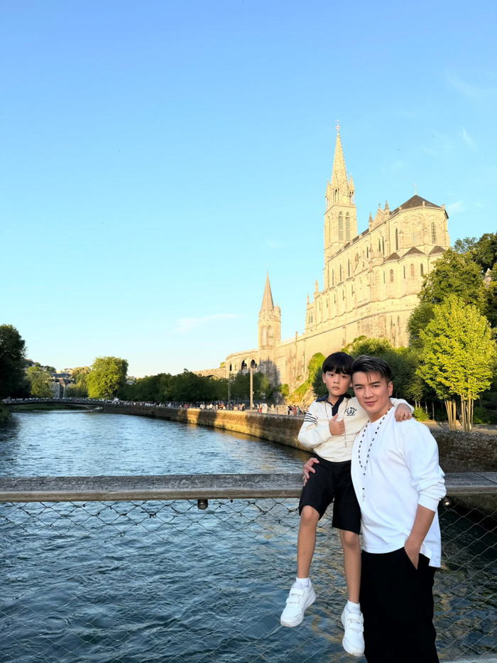 Đàm Vĩnh Hưng và con trai - bé Polo (Ảnh: FBNV).