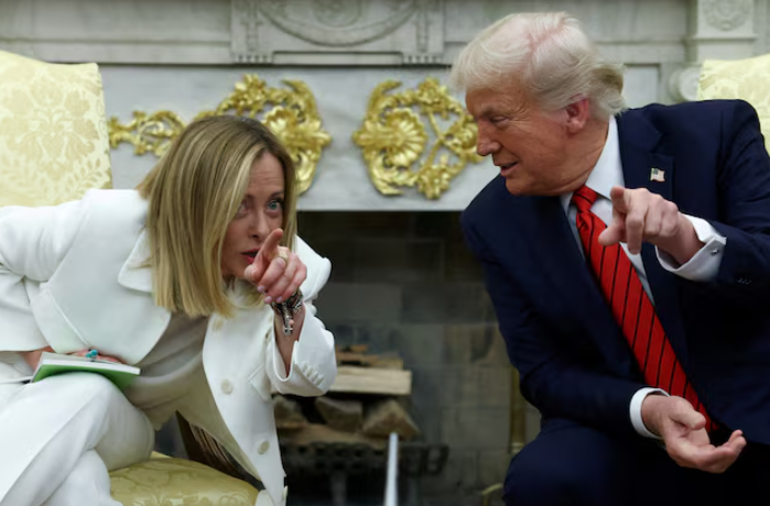 Tổng thống Mỹ Donald Trump gặp Thủ tướng Italy Giorgia Meloni tại Phòng Bầu dục, Nhà Trắng ở Washington, D.C., Mỹ, ngày 17/4/2025. Ảnh tư liệu: REUTERS/Evelyn Hockstein.
