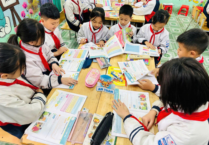 Học sinh mượn sách giáo khoa tại thư viện nhà trường vào đầu năm học hoặc đầu học kỳ