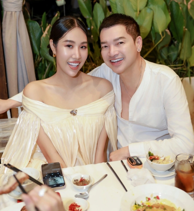 Quang Minh và bạn gái kém 37 tuổi bên nhau hạnh phúc, vượt sóng gió dư luận.