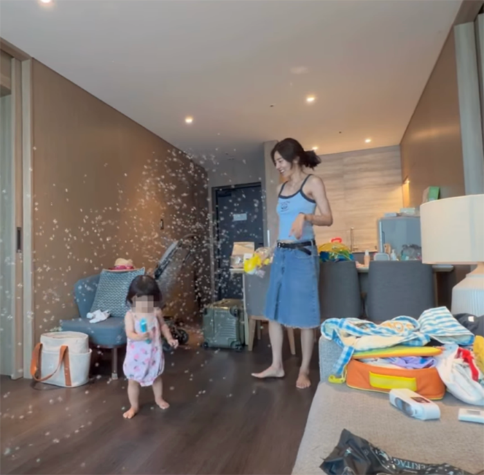 Son Dam Bi bất ngờ vướng tranh cãi sau khi chia sẻ khoảnh khắc vui chơi cùng con gái trong chuyến du lịch.&nbsp;