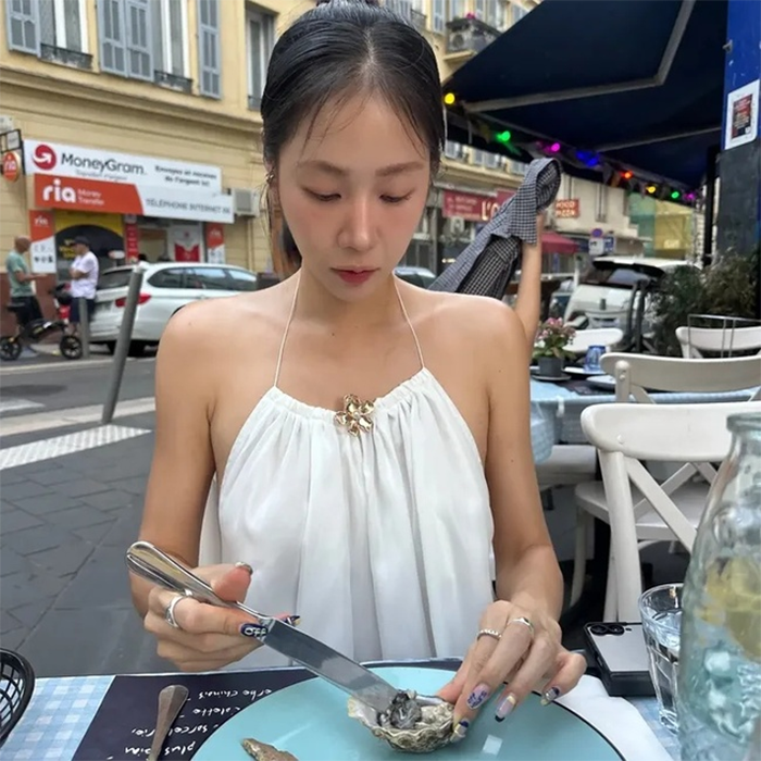 Ca sĩ Soyou trong chuyến du lịch tại Pháp.