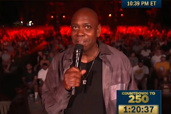 Danh hài Dave Chappelle vừa có những chia sẻ hài hước xoay quanh tiệc độc thân của Travis Kelce.