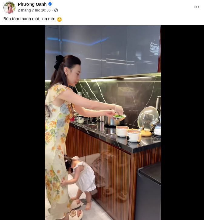 Phương Oanh dần trở lại với hình ảnh trong căn bếp nhỏ ấm áp cùng các con. Ảnh: Chụp màn hình