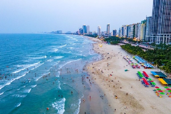 Sự nhộn nhịp ở bãi biển Mỹ Khê.