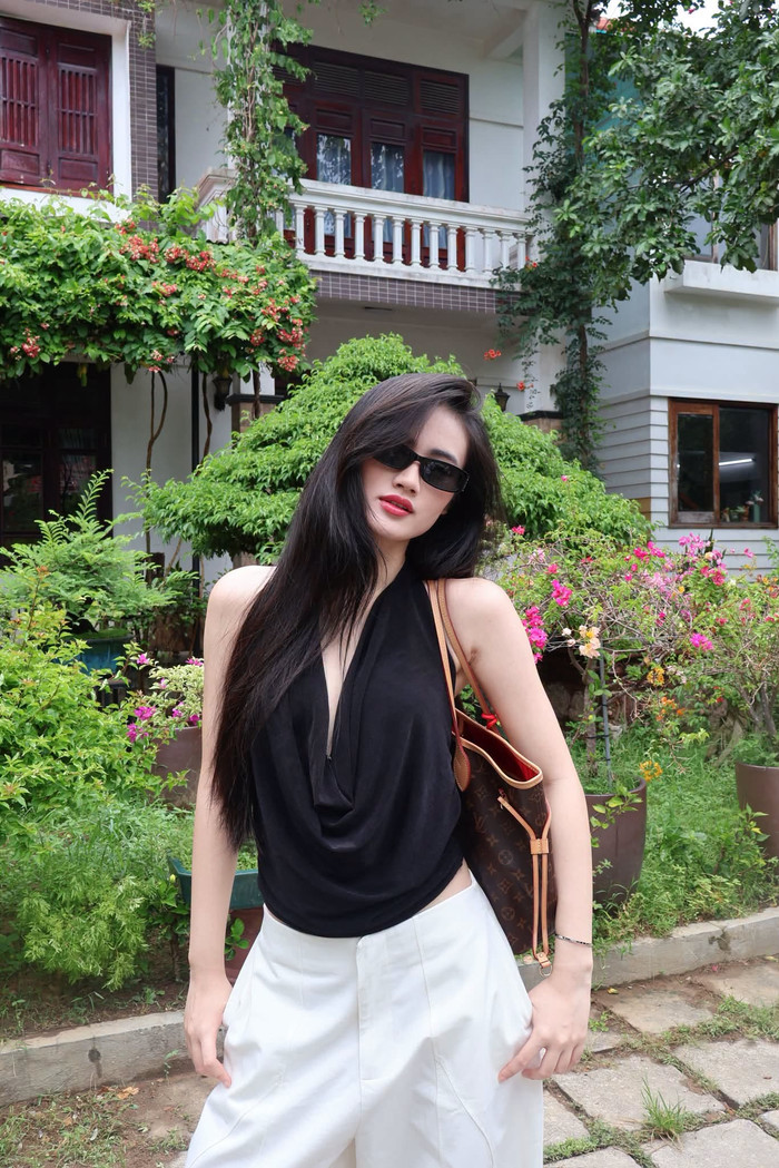 Hình ảnh mới đây của Hoa hậu Ý Nhi khi về Việt Nam thăm gia đình, bạn bè.