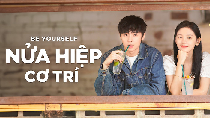 Lấy bối cảnh đại học, Nửa Hiệp Cơ Trí theo chân bốn cô gái cùng phòng ký túc xá với tính cách và hoàn cảnh khác biệt. Hạ Lãng Lãng bướng bỉnh nhưng học giỏi, Hoàng Phủ Thục Mẫn lớn lên trong sự bao bọc, Phàn Tiêu Vũ mang vẻ ngoài cá tính nhưng có nhiều tổn thương, còn Dương Gia Thiến luôn nghiêm túc và nguyên tắc. Từ những va chạm rất đời thường, bốn cô gái dần học cách thấu hiểu nhau. Phim không tô hồng cuộc sống đại học mà cho thấy cả áp lực học hành, tình yêu, gia đình và những hoang mang trước ngưỡng cửa trưởng thành, qua đó đề cao giá trị của tình bạn.