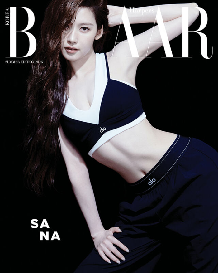 Sana (TWICE) vừa trở thành gương mặt trang bìa của ấn phẩm mùa hè tạp chí Harper's Bazaar Korea.