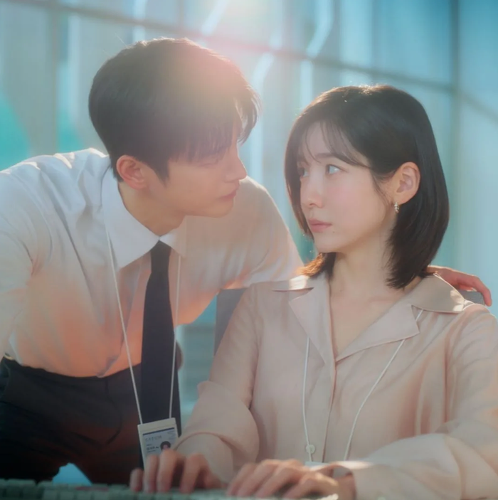 See You At Work Tomorrow mang đến không khí rom-com công sở với câu chuyện về một vị sếp khó tính, cuồng công việc và những nhân viên luôn muốn tránh mặt anh. Các tình huống va chạm thường ngày tại văn phòng tạo nên nhiều khoảnh khắc hài hước, đồng thời kéo gần khoảng cách giữa những con người vốn khác biệt về tính cách. Từ mối quan hệ đối đầu ban đầu, các nhân vật dần nảy sinh sự thấu hiểu và tình cảm. Phim có sự tham gia của Seo In Guk và Park Ji Hoon.