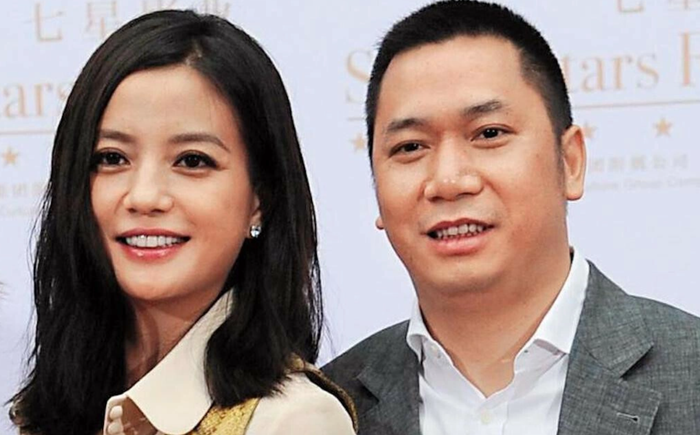 Triệu Vy và Huỳnh Hữu Long từng là một trong những cặp đôi quyền lực của giới giải trí và đầu tư Trung Quốc. Ảnh: Sohu