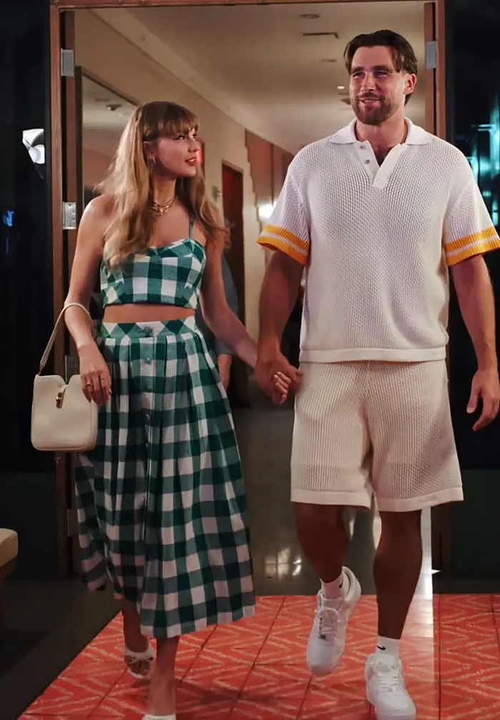 Taylor Swift và Travis Kelce đã mời nhiều bạn học cũ cùng những người hàng xóm thân thiết, tạo cảm giác như một lễ cưới đời thường.