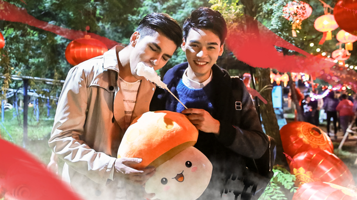Hạ Diệu (Cung Tuấn) từ lâu nổi tiếng là một chàng trai đào hoa. Tuy nhiên, sau khi quyết tâm thay đổi bản thân, anh bắt đầu hành trình tìm kiếm một cuộc sống mới. Hạ Diệu thu hút sự chú ý của Viên Như (Lý Kiều Đan), người nhờ anh trai là Viên Tung (Jason Xu) giúp mình chinh phục trái tim anh. Thế nhưng, trong quá trình tiếp xúc, Hạ Diệu và Viên Tung lại nảy sinh một sự gắn kết bất ngờ, khiến mọi chuyện trở nên phức tạp.