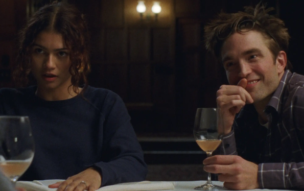 Zendaya và Robert Pattinson trong The Drama.