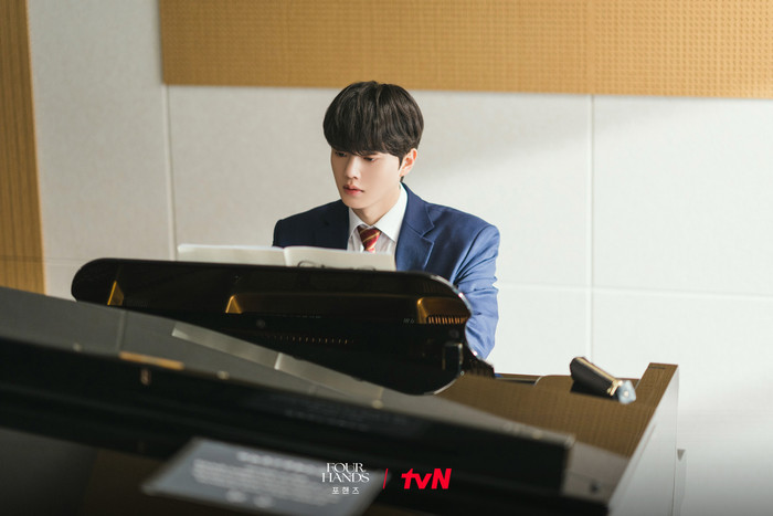 Bộ phim sắp ra mắt Four Hands, Two Sonatas vừa tung loạt ảnh mới hé lộ tạo hình của Song Kang. Ảnh: NSX