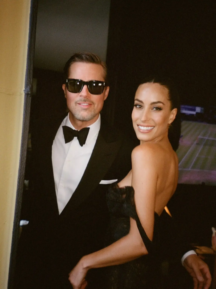Brad Pitt và bạn gái Ines de Ramon vừa có động thái công khai mối quan hệ trên mạng xã hội.
