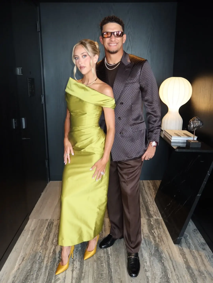 Brittany Mahomes diện một chiếc váy lụa trễ vai màu xanh vàng tại buổi tiệc tối riêng tư, quy mô khoảng 100 khách mời.