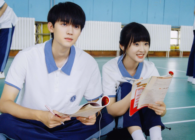 Lấy bối cảnh tuổi học trò, phim kể về cô nữ sinh Tô Tại Tại hoạt bát, lạc quan đem lòng cảm mến học bá Trương Lục Nhượng ngay từ lần gặp đầu tiên. Từ những lần cùng đến trường, học nhóm và trưởng thành bên nhau, tình bạn của cả hai dần chuyển thành tình yêu nhẹ nhàng. Không có nhiều drama, bộ phim chinh phục khán giả nhờ bầu không khí chữa lành, những rung động đầu đời trong trẻo cùng chuyện tình thanh mai trúc mã đáng ngưỡng mộ.