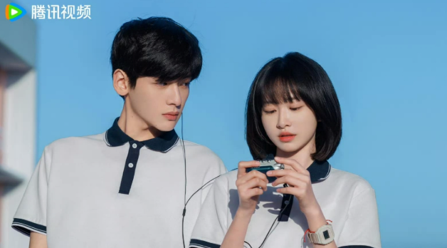 Bộ phim kể về những người bạn gắn bó từ thời niên thiếu, cùng trải qua nhiều cột mốc quan trọng của tuổi trẻ trước khi nhận ra tình cảm dành cho nhau đã vượt xa tình bạn. Không chỉ khai thác chuyện tình thanh mai trúc mã, tác phẩm còn nhấn mạnh giá trị của gia đình, tình bạn và hành trình trưởng thành. Với nhịp phim nhẹ nhàng, giàu cảm xúc, đây là một trong những bộ phim thanh xuân được khán giả trẻ yêu thích.