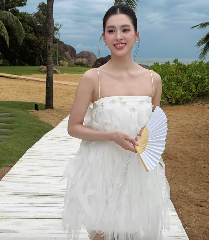 Tiểu Vy cười tươi rói khi chụp hình. Ảnh: FBNV