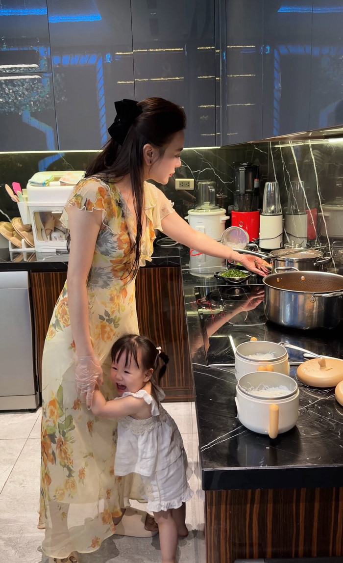 Ở tuổi 36, Phương Oanh tận hưởng cuộc sống bình yên bên gia đình sau nhiều năm hoạt động nghệ thuật. Ảnh: FBNV.