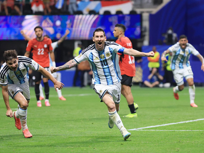 Lionel Messi vượt qua cú sốc đá hỏng phạt đền để kiến tạo, ghi bàn và truyền cảm hứng giúp Argentina thắng ngược Ai Cập 3-2, giành vé vào tứ kết World Cup 2026. Ảnh: FIFA