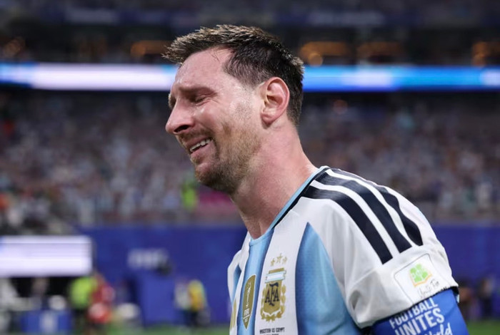 Những giọt nước mắt của Messi sau chiến thắng trước Ai Cập khiến AFA và người hâm mộ Argentina vô cùng xúc động. Ảnh: FIFA