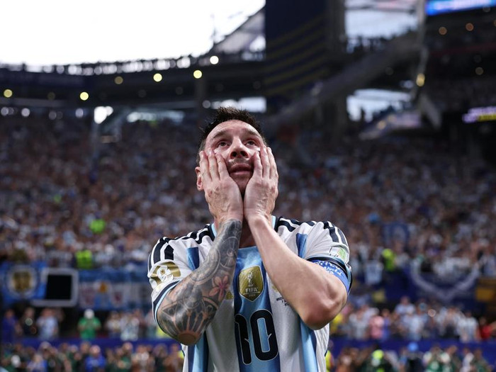 Lionel Messi không chỉ cứu Argentina bằng bàn thắng, anh còn để lại bài học lớn về bản lĩnh sau thất bại. Ảnh: FIFA