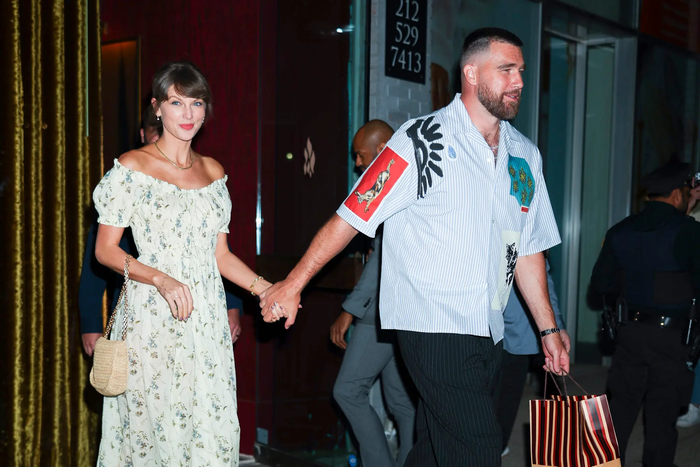 Khách mời dự lễ cưới Taylor Swift và Travis Kelce còn có cơ hội tham gia bốc thăm trúng thưởng nhiều món quà giá trị như túi xách và đồng hồ hàng hiệu.