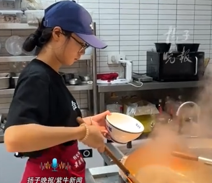 Đi làm thêm hè ở quán súp bò, nữ sinh 19 tuổi bật khóc sau khi nhận lương Ảnh 3