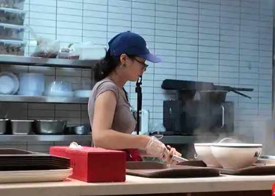 Đi làm thêm hè ở quán súp bò, nữ sinh 19 tuổi bật khóc sau khi nhận lương Ảnh 5