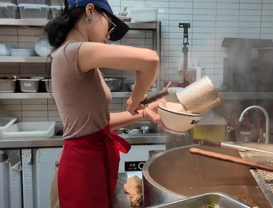 Đi làm thêm hè ở quán súp bò, nữ sinh 19 tuổi bật khóc sau khi nhận lương Ảnh 4