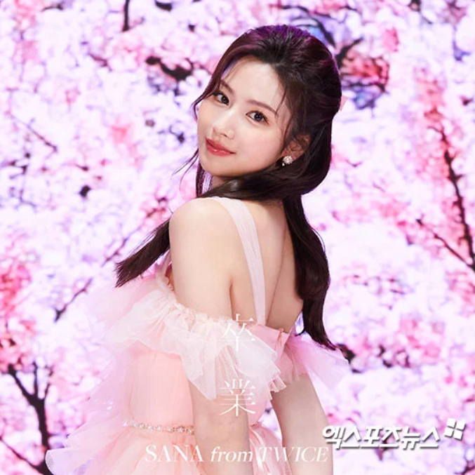 Trong khi vẫn đồng hành cùng TWICE ở tour diễn thế giới THIS IS FOR, Sana đồng thời chuẩn bị cho dự án điện ảnh đầu tiên trong sự nghiệp. Ảnh: XportsNews.