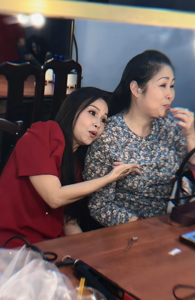 Cẩm Ly và NSND Hồng Vân thân thiết trong hậu trường đêm diễn.