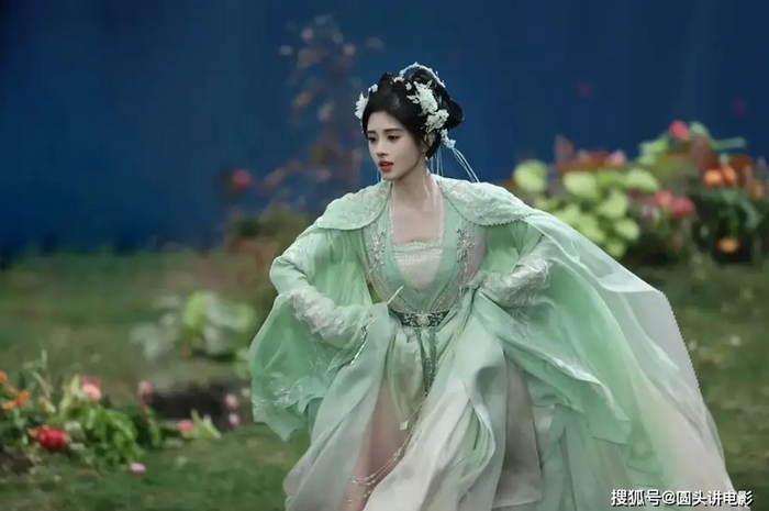Thiên Hương quy tụ Tống Uy Long, Cúc Tịnh Y và Diệp Thịnh Giai, gây chú ý nhờ dàn diễn viên trẻ cùng màu sắc cổ trang, huyền huyễn quen thuộc. Tuy nhiên, phim cũng nhận về những ý kiến trái chiều sau khi lên sóng. Một bộ phận khán giả cho rằng tạo hình chỉn chu giúp Cúc Tịnh Y giữ được lợi thế hình ảnh, song chưa đủ để nhân vật có chiều sâu. Một số bình luận nhận xét diễn biến câu chuyện vẫn đi theo công thức cũ, trong khi cách thể hiện cảm xúc của các nhân vật chưa tạo được nhiều đột phá.