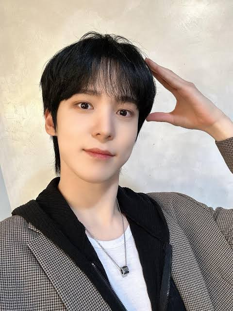 Yunho (ATEEZ) gây sốt với vẻ ngoài điển trai.