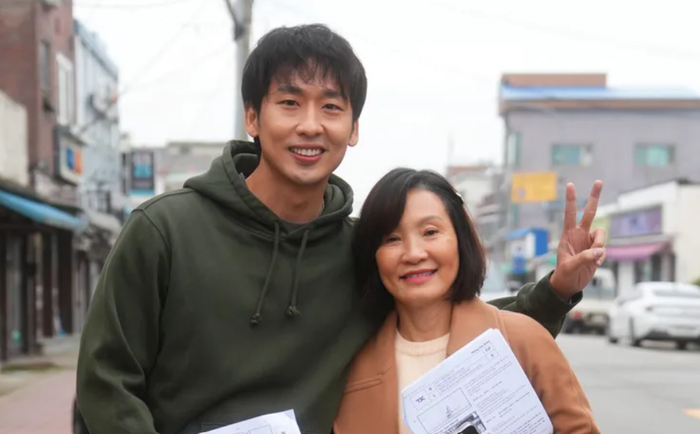 Tuấn Trần và Hồng Đào từng ghi dấu với hình tượng mẹ con trong các bộ phim Mai và Mang Mẹ Đi Bỏ. Ảnh: ĐPCC.