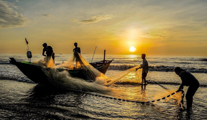 Đến biển Quỳnh, lắng nghe câu chuyện đời thường của người dân địa phương.