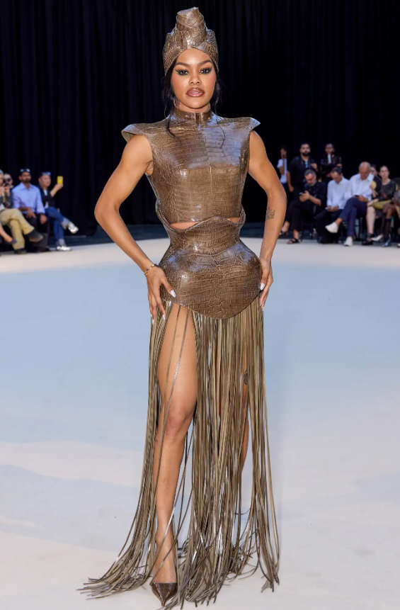 Teyana Taylor gây chú ý tại Paris Fashion Week với thiết kế haute couture ấn tượng, nhưng chính bộ váy cầu kỳ lại khiến cô gặp khó khăn. Ảnh: Getty