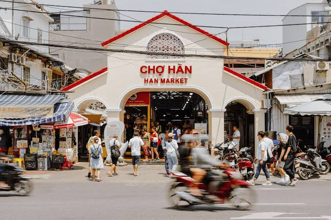 Theo chân Mỹ Tâm, khám phá những khu chợ ẩm thực làm nên nhịp sống Đà Nẵng Ảnh 4