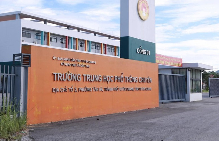 Phó Thủ tướng yêu cầu tỉnh Tuyên Quang tổ chức trao đổi, làm việc với tất cả phụ huynh và học sinh của nhà trường tham gia kỳ thi, trên cơ sở đó, kiến nghị, đề xuất với Bộ Giáo dục và Đào tạo về phương án xử lý cụ thể bảo đảm quyền lợi chính đáng cho các thí sinh; hoàn thành trước ngày 09/07/2026.