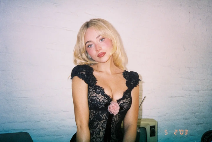 Sabrina Carpenter hoàn thiện tạo hình bằng mái tóc uốn xoăn nhẹ.