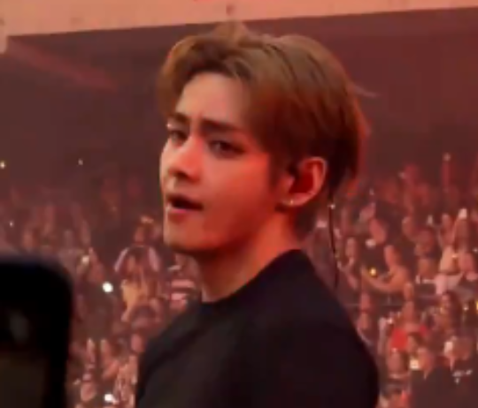 Khoảnh khắc viral của V (BTS) khiến fan bàn tán. (Nguồn: Koreaboo)