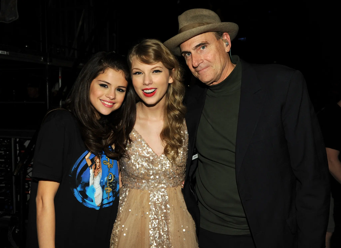 James Taylor (ngoài cùng bên phải - PV) cùng Selena Gomez và Taylor Swift.