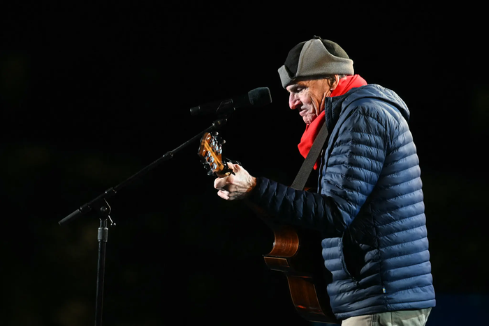 Nam ca sĩ huyền thoại James Taylor.