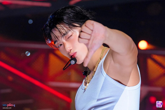 Diện áo ba lỗ trên sân khấu, San (ATEEZ) 'gây sốt' với màn trình diễn khó rời mắt Ảnh 2