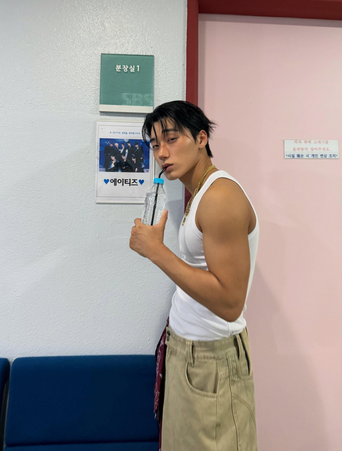 Diện áo ba lỗ trên sân khấu, San (ATEEZ) 'gây sốt' với màn trình diễn khó rời mắt Ảnh 3