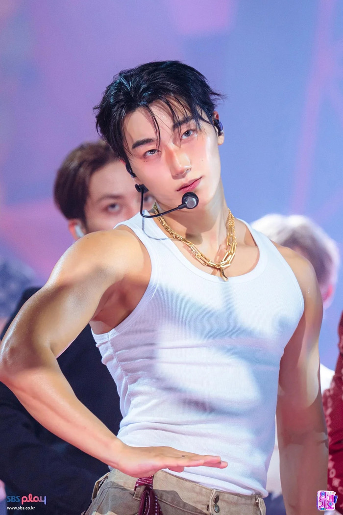 Diện áo ba lỗ trên sân khấu, San (ATEEZ) 'gây sốt' với màn trình diễn khó rời mắt Ảnh 1