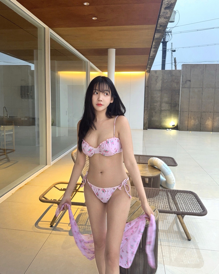 Nữ ca sĩ 'gây sốt' với loạt ảnh bikini, vóc dáng tuổi U40 khiến dân mạng trầm trồ Ảnh 2