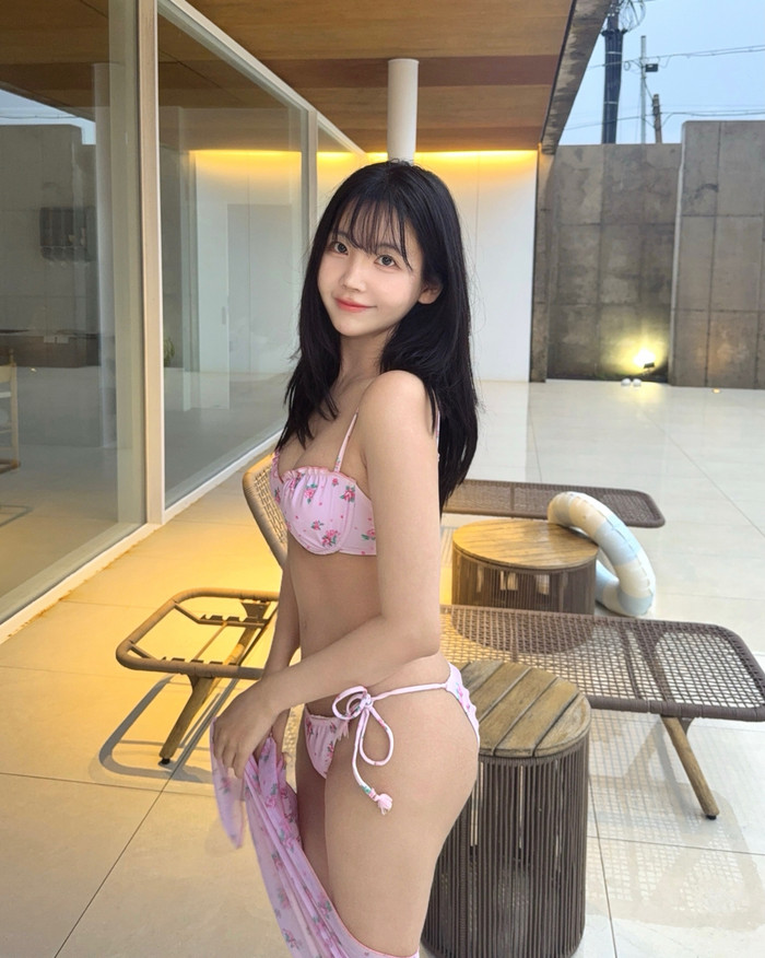 Nữ ca sĩ 'gây sốt' với loạt ảnh bikini, vóc dáng tuổi U40 khiến dân mạng trầm trồ Ảnh 1