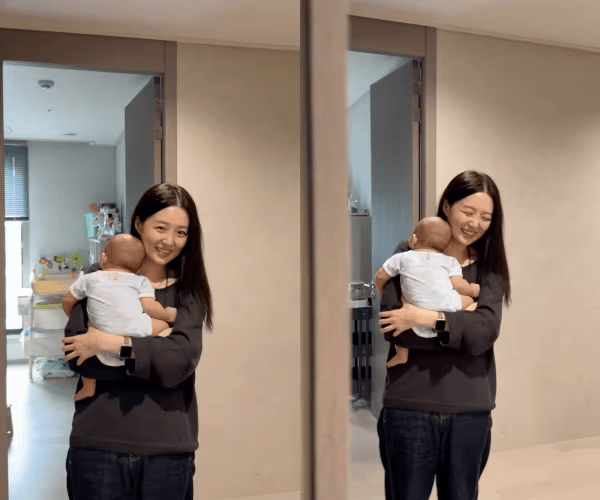 Kim So Young hạnh phúc bế con trai mới sinh. (Nguồn: Instagram nhân vật)